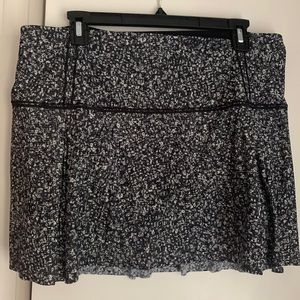 12 Tall Lululemon black and white patterned tennis skirt.